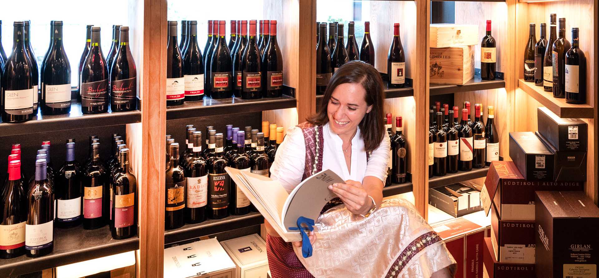 Christa (Sommelier): Her favorite place is in the wine cabinet 🍷 Christa (sommelier) in the wine cabinet